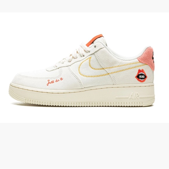 Women's Nike Airforce 1 07's - Picture 2 of 13